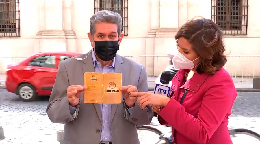 Un golpe de suerte: Hombre encuentra libreta de ahorro de 1973 que hoy vale millones