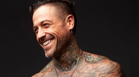 Pascual Fernandez arrasa en redes sociales con imagen de su cuerpo tatuado