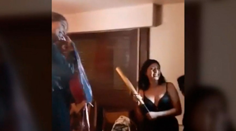 Convencional Garín denuncia que usaron piñata con su rostro en fiesta a la que asistió hija de Fernando Atria