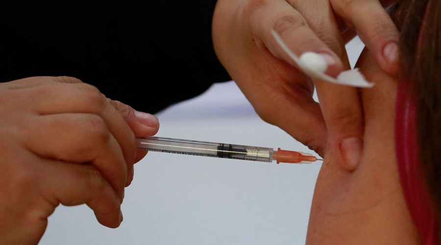 'Ha sido seleccionado para recibir una dosis': Minsal desmiente falso correo sobre vacunación contra Covid-19