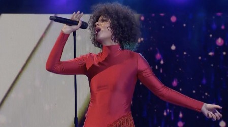 Emilia Dides cierra la gala de semifinales con su tributo a Whitney Houston
