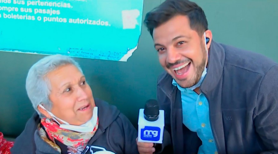 ¡Simón Oliveros sorprendió a entrevistada!: Pasajera del terminal de buses no había reconocido al periodista