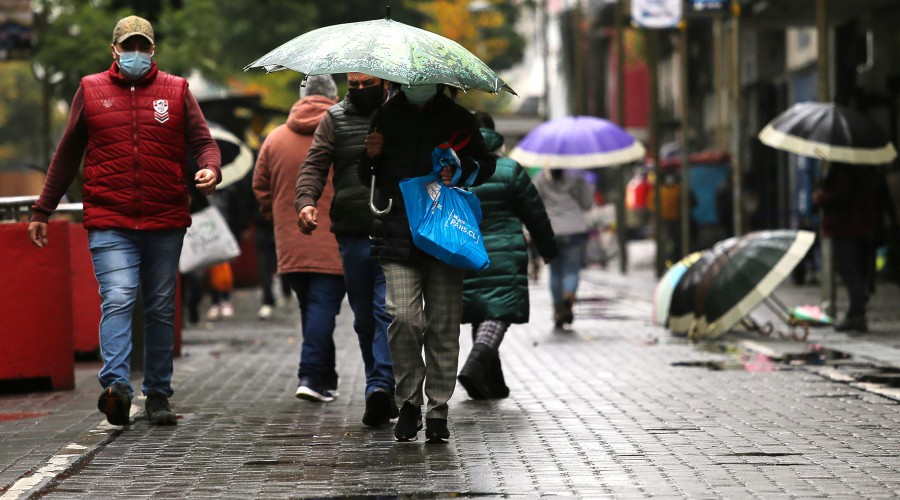 ¡Llega la lluvia a Santiago!: Revisa el pronóstico que nos dejó Michelle Adam