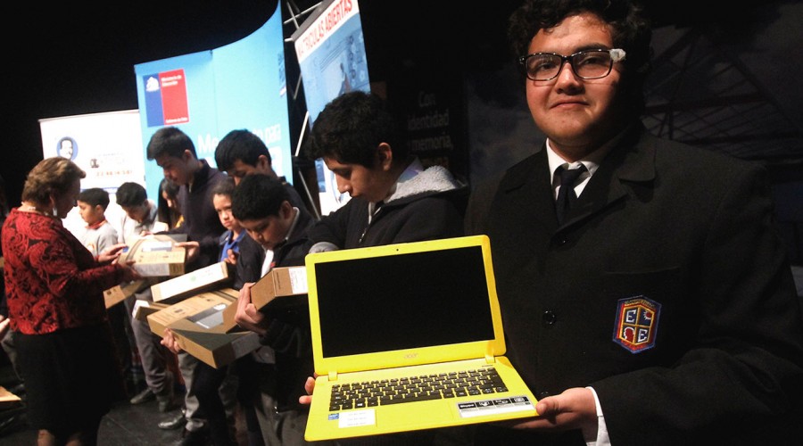 Becas TIC 2022: Revisa quiénes pueden recibir el computador gratuito que entrega la Junaeb