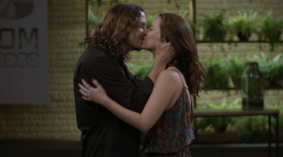 Julia lanza su libro (Capítulo 130 - Parte 1)