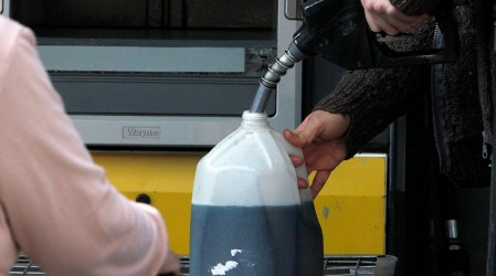 Tras alza de los combustibles: Conoce en qué lugares de Chile puedes encontrar la parafina más barata