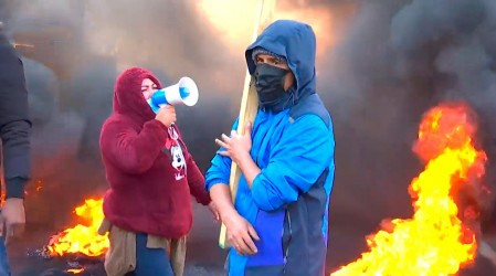 Vecinos de toma Mauricio Fredes realizaron barricadas en Vespucio Norte ante posible desalojo