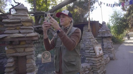 Virginia de María se encuentra frente a frente con los animales del Buin Zoo