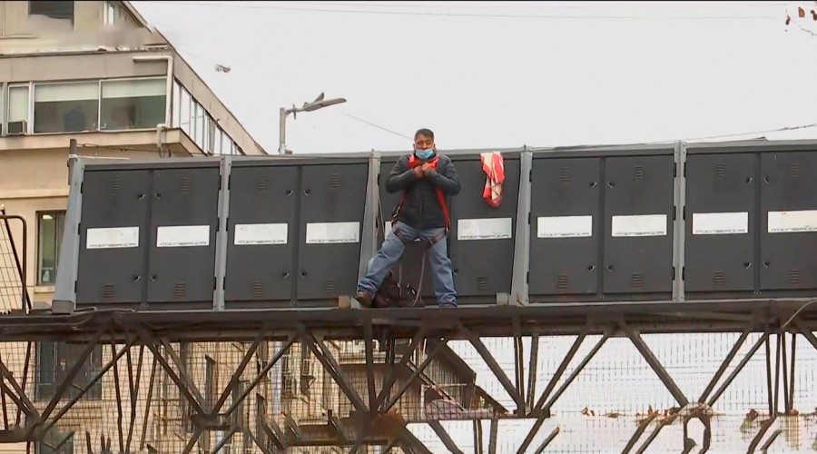 Santiago Centro: Hombre protestó amarrado a señalética en altura en plena Alameda