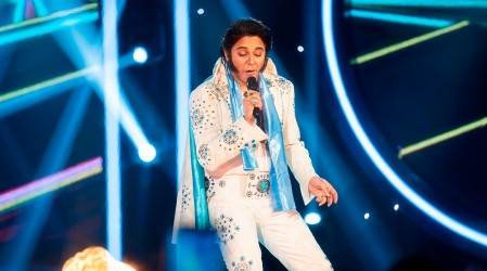 Cristián Reyes encarnó a Elvis Presley con una animada presentación en el escenario de "El Retador"