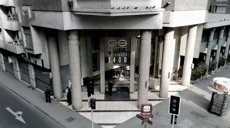 Delitos y personas viviendo en las bodegas: Las denuncias tras el 'edificio maldito' de Santiago Centro