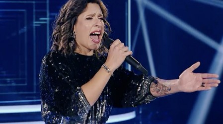 Ariana Riffo lo dejó todo en el escenario de "El Retador" interpretando un éxito de Los Prisioneros