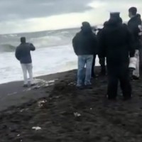 Intenso operativo de búsqueda por mujer arrastrada por olas en Pelluhue