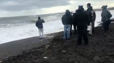 Intenso operativo de búsqueda por mujer arrastrada por olas en Pelluhue