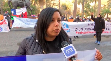 "Nosotros no somos mafias": Comerciantes ambulantes protestan frente a la Municipalidad de Santiago