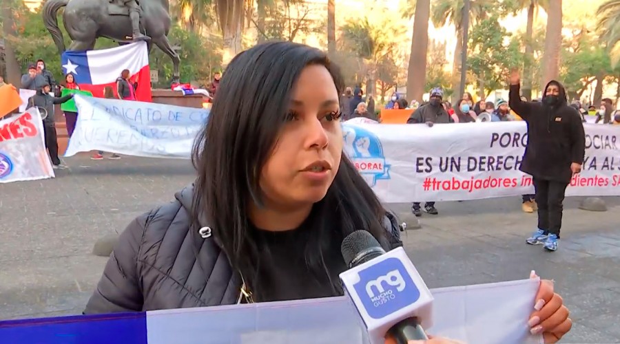 "Nosotros no somos mafias": Comerciantes ambulantes protestan frente a la Municipalidad de Santiago