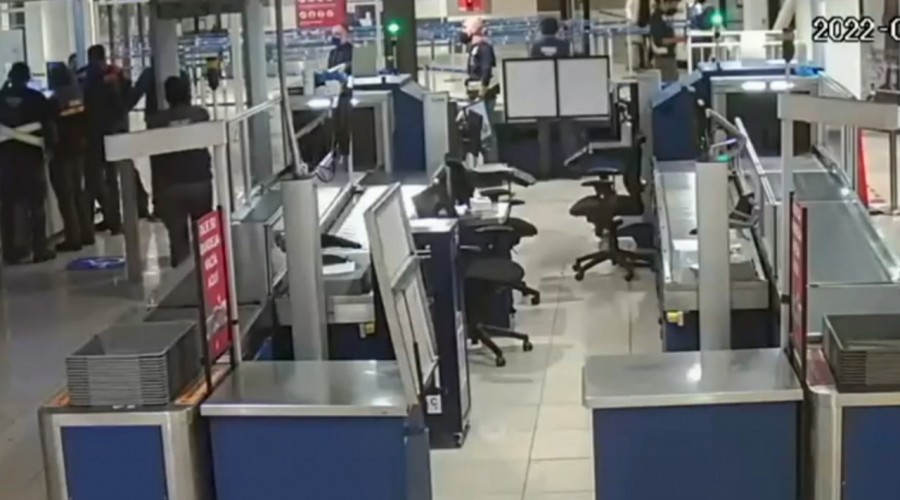 Video muestra detención de Paul Vásquez en Aeropuerto de Santiago por estado de ebriedad