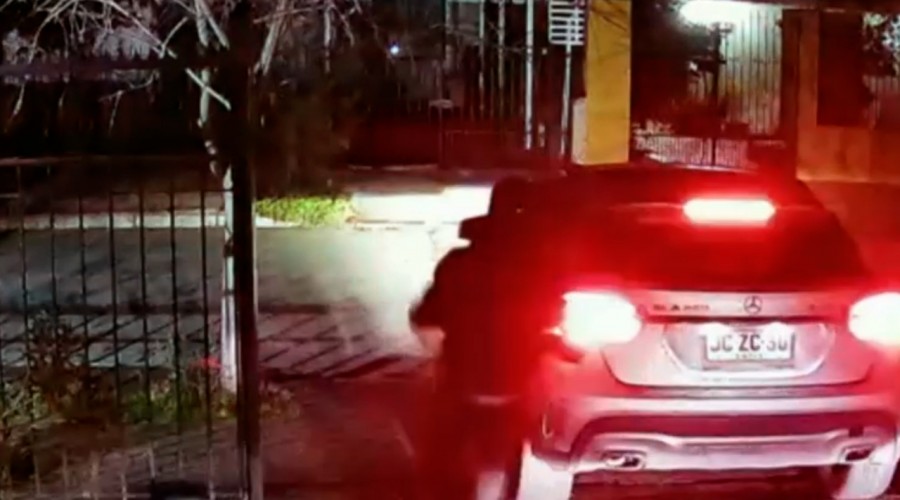 "Estuvieron 45 segundos": Habla vecino víctima de delincuentes que derrumban portón de su casa