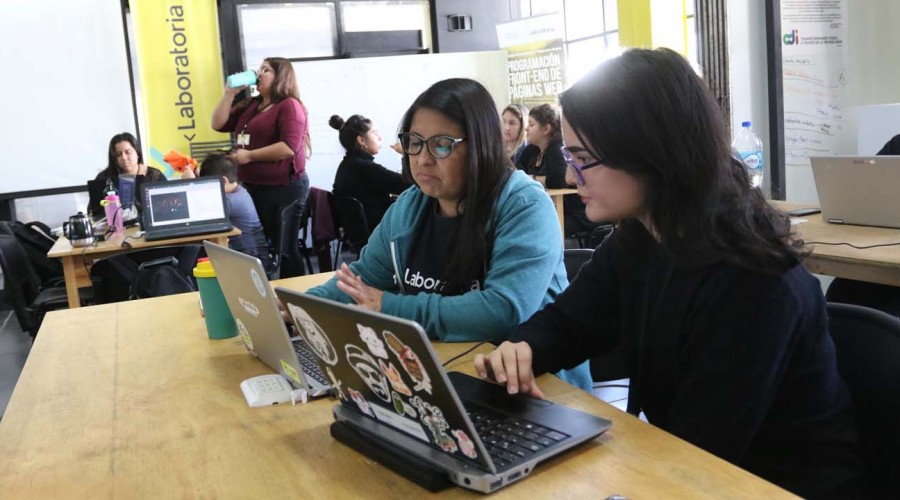 Programa Becas TIC: Conoce qué estudiantes son beneficiarios de un computador gratis