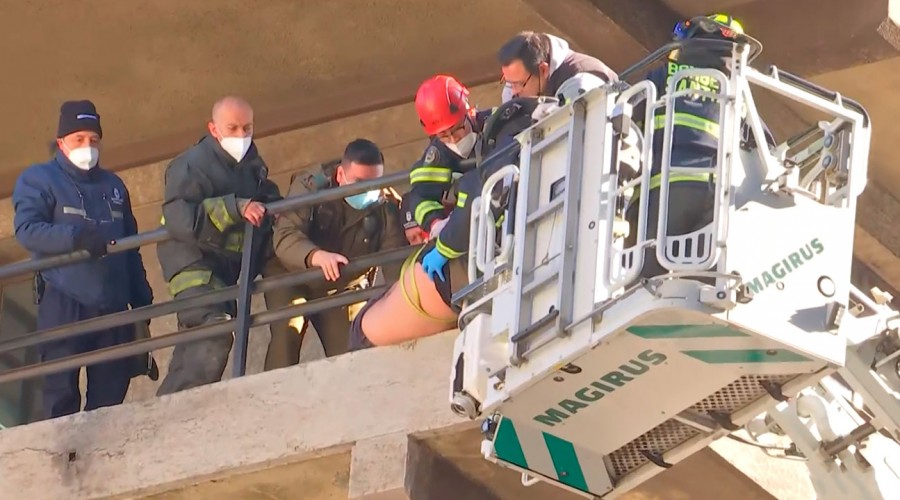 Fue rescatado con éxito: Ambulante de Meiggs protestó sentado en balcón frente de la municipalidad de Santiago