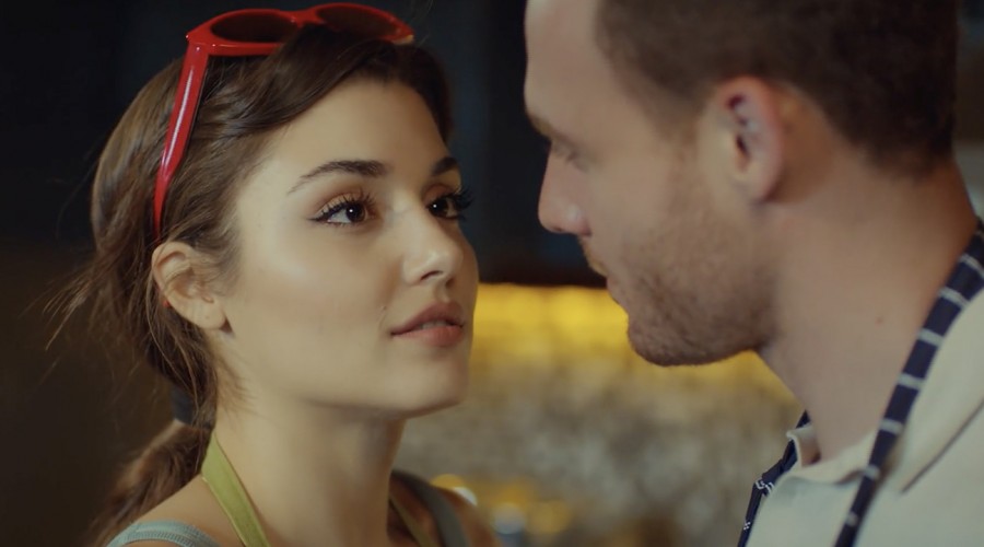 Serkan y Eda coquetean en la cocina (Capítulo 09 - Parte 2)