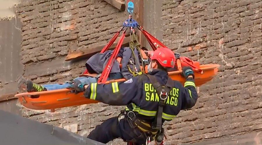 Trabajador de la construcción fue rescatado por Bomberos tras caer a un foso de 4 metros