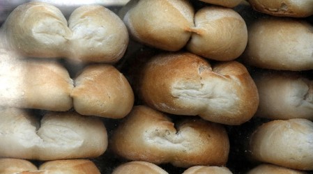 Pan con 10% de descuento para adultos mayores: Revisa en qué consiste esta ayuda económica