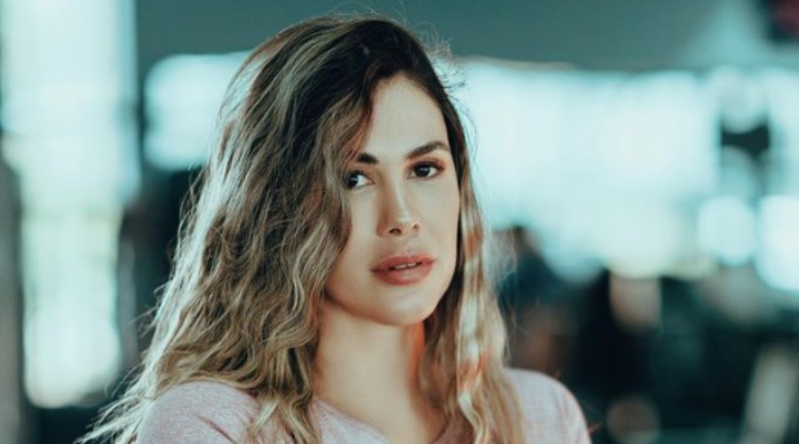 "¿Era necesario?": Laura Prieto recibe críticas tras fotografía usando transparencias