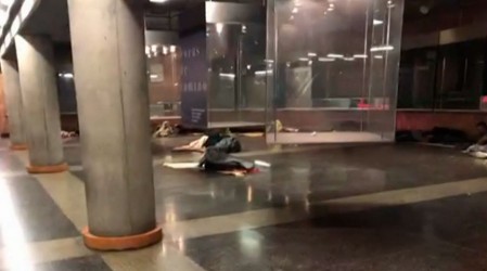 Personas en situación de calle duermen al interior de la estación de Metro Plaza de Armas