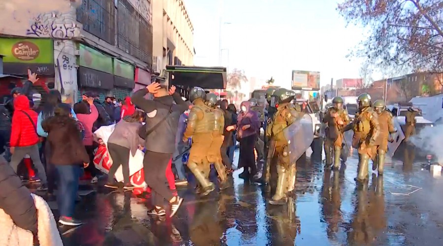 Ambulantes de Meiggs protestan en la Alameda y solicitan mesa de trabajo con alcaldesa Hassler