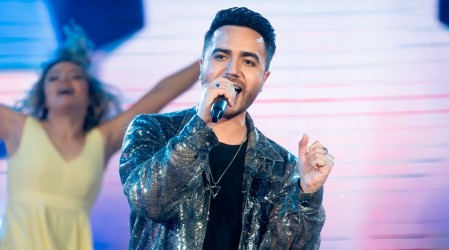 Boris Saavedra sacó aplausos por su increíble imitación a Luis Fonsi