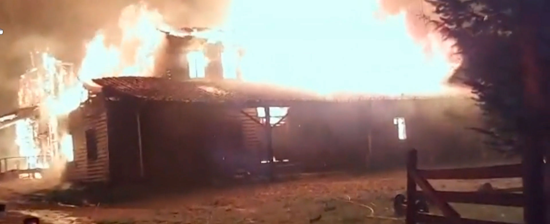 Molino Grollmus en llamas Molino Grollmus en llamas tras ataque incendiario en Contulmo