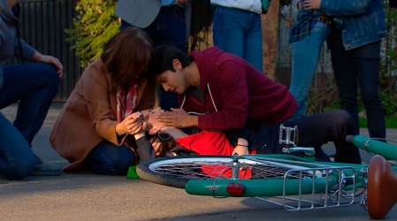 Tras una dura pelea con Iván, Monserrat sufre un grave accidente en bicicleta
