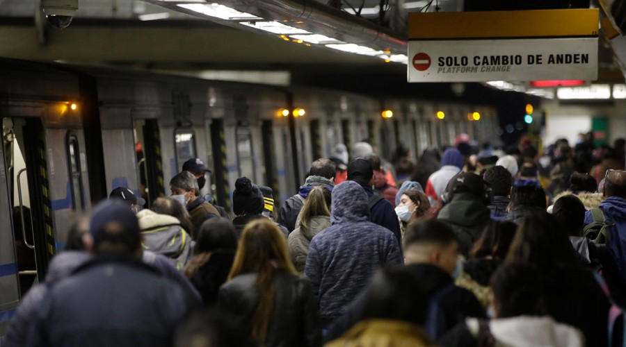 personas-caminan-por-anden-de-linea-2-de-metro Metro suspende el servicio de siete estaciones de Línea 2: Conoce los recorridos de apoyo en superficie