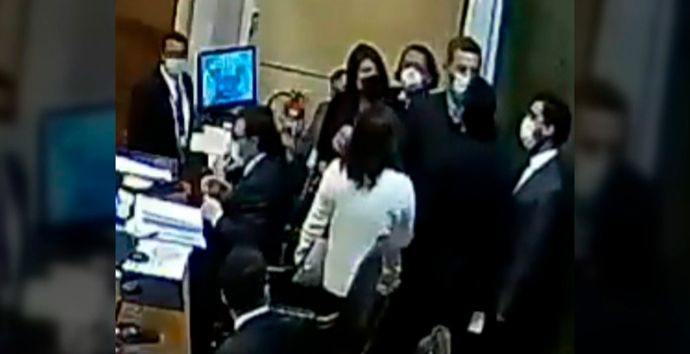 Golpe de Gonzalo de la Carrera en el Congreso Gonzalo de la Carrera se enfrenta a Alexis Sepúlveda