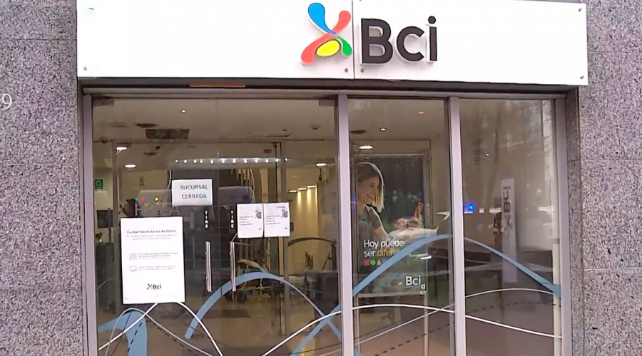 Delincuentes disfrazados de ejecutivos realizan robo en banco de Las Condes: Se estiman $600 millones