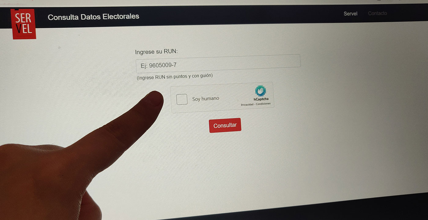 Consulta de datos electorales en Servel Dedo apunta a pantalla de consulta de datos electorales