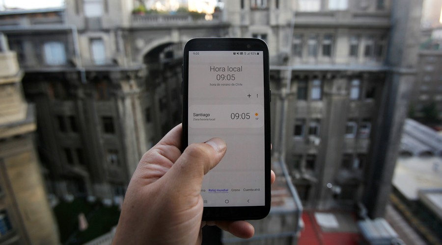 Cambio de hora se aplazó: Revisa la hora oficial en Chile debido al cambio de hora automático en dispositivos