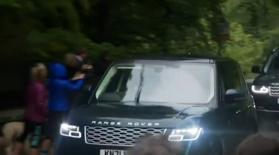 Así fue la llegada de los hijos de la Reina Isabel ll al Palacio de Balmoral en Escocia Así fue la llegada de los hijos de la Reina Isabel ll al Palacio de Balmoral en Escocia