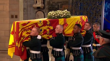 Féretro de la Reina Isabel II se encuentra en la Catedral de Saint Giles donde se realizará capilla ardiente