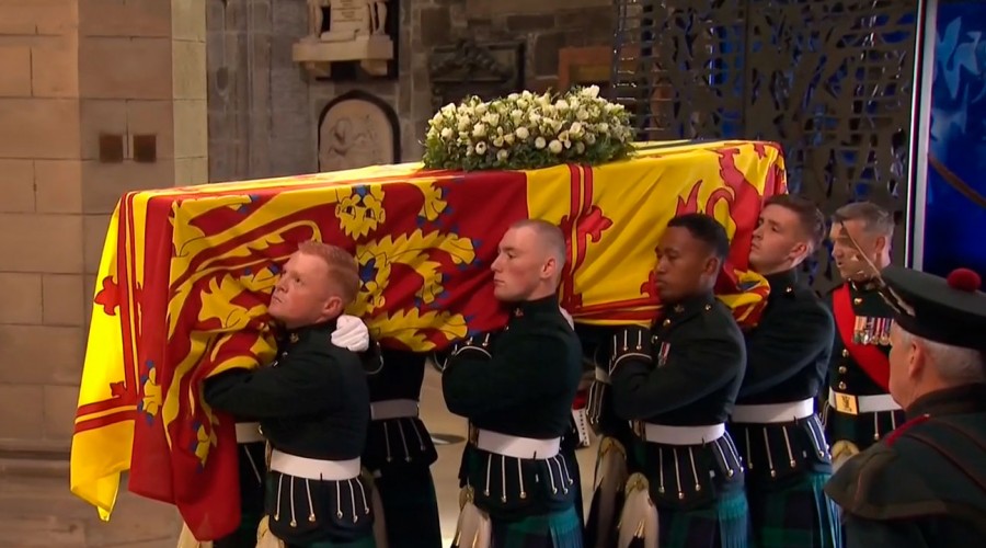 Féretro de la Reina Isabel II se encuentra en la Catedral de Saint Giles donde se realizará capilla ardiente