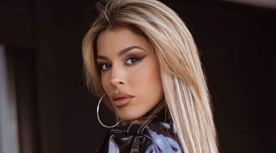 "Te pasaste": Oriana Marzoli se luce con increíble look de encaje en desfile de moda en Milán