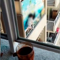 Vecinos denuncian a niño jugando en balcón en dependencias de una guardería clandestina en Estación Central