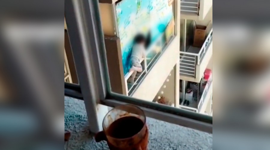 Vecinos denuncian a niño jugando en balcón en dependencias de una guardería clandestina en Estación Central