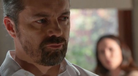 Cristóbal intenta manipular a Catalina para que no descubra la verdad