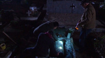 ¡Lautaro se decidió y abrió la tumba de Emilia!