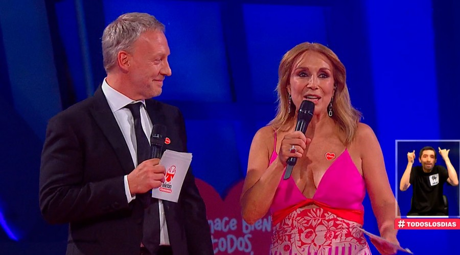 Resbaló en el teatro Teletón: Karen Doggenweiler sufrió un accidente al inicio de la cruzada solidaria