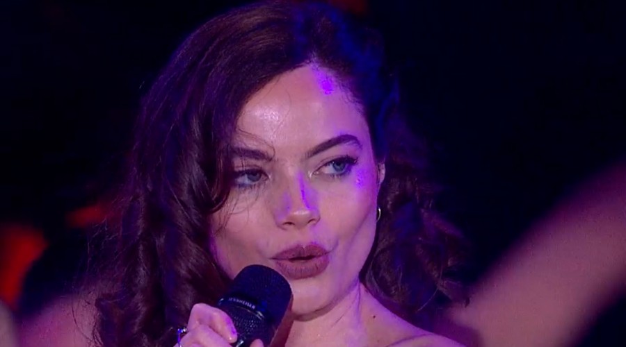 ¡En francés!: Así fue la comentada presentación de María José Weigel cantando en la Teletón