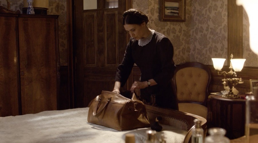 Ester investiga a Antonia