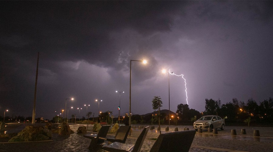 ¡Atención!: Declaran alerta preventiva en 10 comunas de la Región Metropolitana por tormentas eléctricas